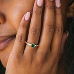 Кольцо-Печатка с выращенным в лаборатории изумрудом Hex Brilliant Earth - фото 2