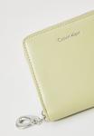 Кошелек Calvin Klein ENGRAVED, Mint Tea/Light Yellow - фото 4