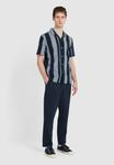 Рубашка ALSTON SHORT SLEEVE STRIPE SHIRT Farah, темно-синий - фото 2
