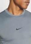 Майка Nike TIGHT, цвет Smoke Grey/Black - фото 5