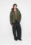 Куртка Jack & Jones JCOFUSION PUFFER JACKET, Grape Leaf/Dark Green - фото 2