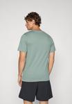 Футболка Nike Performance TEE CREW SOLID, Clay Green/Black/Green - фото 3