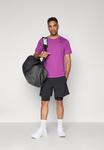 Футболка Nike Performance TEE CREW SOLID, Bold Berry/Black/Purple - фото 2