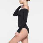 Короткое боди с открытыми плечами SKIMS Seamless Sculpt, цвет Onyx - фото 3