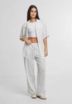 Брюки STRUCTURED STRIPED RELAXED FIT Urban Classics, белый - фото 2