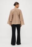 Блуза Vero Moda Petite VMCLARA FRILL DETAIL , Silver Mink/Beige - фото 3