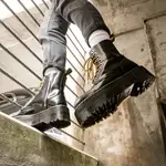 Ботинки женские Dr. Martens Jadon Max на платформе, черный - фото 3