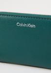 Кошелек Calvin Klein EMBOSSED LOGO, Maya Blue/Brittany Blue/Blue - фото 4