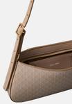 Сумка Calvin Klein EMBLEM SMALL SHOULDER, Desert Taupe Aop/Light Brown - фото 4