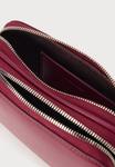 Сумка Calvin Klein WEBBING CAMERA BAG, Alluring Pink/Bordeaux - фото 3