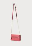 Сумка кросс-боди Guess NOELLE FLAP ORGANIZER, Garnet/Red - фото 2