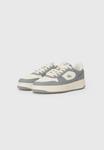 Кроссовки Lacoste Trainers, Grey/Off White/Grey - фото 2