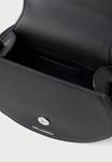 Сумка KARL LAGERFELD WELLEN SADDLE BAG, Black - фото 3