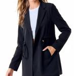 Приталенная куртка в черном цвете Doe and Rae - фото 2