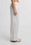 Брюки STRUCTURED STRIPED RELAXED FIT Urban Classics, белый - фото 4