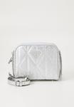 Сумка кросс-боди Guess ALDINA CAMERA CROSSBODY, Silver-Coloured - фото 2