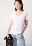 Базовая футболка NEW YORK STACK PATCH LOGO V NECK TEE DKNY, белый - фото 6