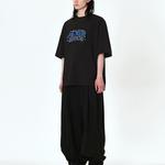 Футболка с вышитым логотипом и спущенным плечом ADER ERROR, черная - фото 6