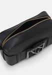 Сумка через плечо Armani Exchange с декоративной пряжкой, черный - фото 3