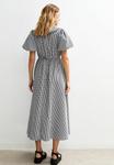 Платье New Look GINGHAM CRINKLED TEXTURE COLLARED PUFF SLEEVE MIDI, Black Pattern/Black - фото 2