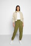 Брюки Urban Classics LADIES VISCOSE TWILL CARGO PANTS, цвет Summerolive - фото 2
