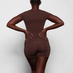 Футболка SKIMS Soft Smoothing Seamless, цвет Cocoa - фото 4