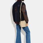 COACH Сумка ведро из кожи верблюда - фото 4