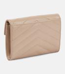 Маленький кожаный кошелек с монограммой Saint Laurent, бежевый - фото 3