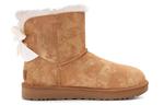 Угги (WMNS) UGG Mini Bailey Bow Glimmer Chestnut - фото 3