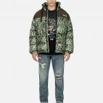 Куртка пуховая мужская армейского зеленого цвета All Over EVISU - фото 4