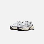 Кроссовки Nike WMNS V2K Runtekk, цвет Summit White/Metallic Silver - фото 2