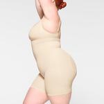 Шорты до средины бедра SKIMS Seamless Sculpt, песочный - фото 3