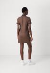 Платье Lacoste Shift dress, Velvet/Date Brown/Brown - фото 4