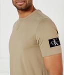 Футболка Calvin Klein Jeans с логотипом на рукаве, бежевый - фото 4