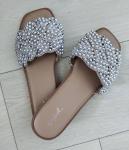 Шлепанцы со стразами в бежево-серебристом цвете Qupid - фото