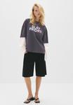 Топ PULL&BEAR DOUBLE-SLEEVE WITH SLOGAN, Dark Grey - фото 2