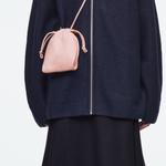 COS Овчинная сумка через плечо, Rouge Pink - фото 4