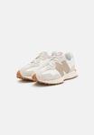 Кроссовки New Balance 327, светло-серый / бежевый - фото 2