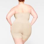 Боди без бретелек шорти SKIMS, цвет sand - фото 4