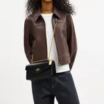 COACH Кожаный конверт Клэр - фото 5