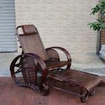 Плетеное кресло-шезлонг из ротанга с выдвижной подставкой для ног - фото