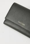 Кошелек Calvin Klein LOGO TRIFOLD ZIP POCKET, Black/Toasted Coconut/Light Green - фото 6