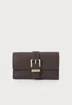 Кошелек MICHAEL Michael Kors NOLITA FLAP TRIFOLD WALLET, Chocolate/Brown - фото