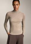 Джемпер OYSHO RIB HIGH-NECK THERMAL BASE LAYER WITH LYOCELL, Light Brown - фото 6