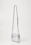Сумка кросс-боди Guess ALDINA CAMERA CROSSBODY, Silver-Coloured - фото 3