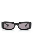 Gucci Eyewear солнцезащитные очки в прямоугольной оправе с гравировкой логотипа, черный - фото