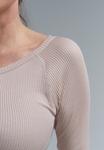 Вязаный свитер Jade Seamless Basic, цвет rosie beige - фото 5