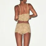 SS25 Stretchlace Triangle Cami и шорты комплект Skims, желтый - фото 6