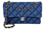 CHANEL Классический клатч из денима с логотипом CF - фото