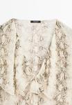 Блуза Massimo Dutti SNAKESKIN PRINT GARMENT WITH RUFFLES, Beige - фото 10
